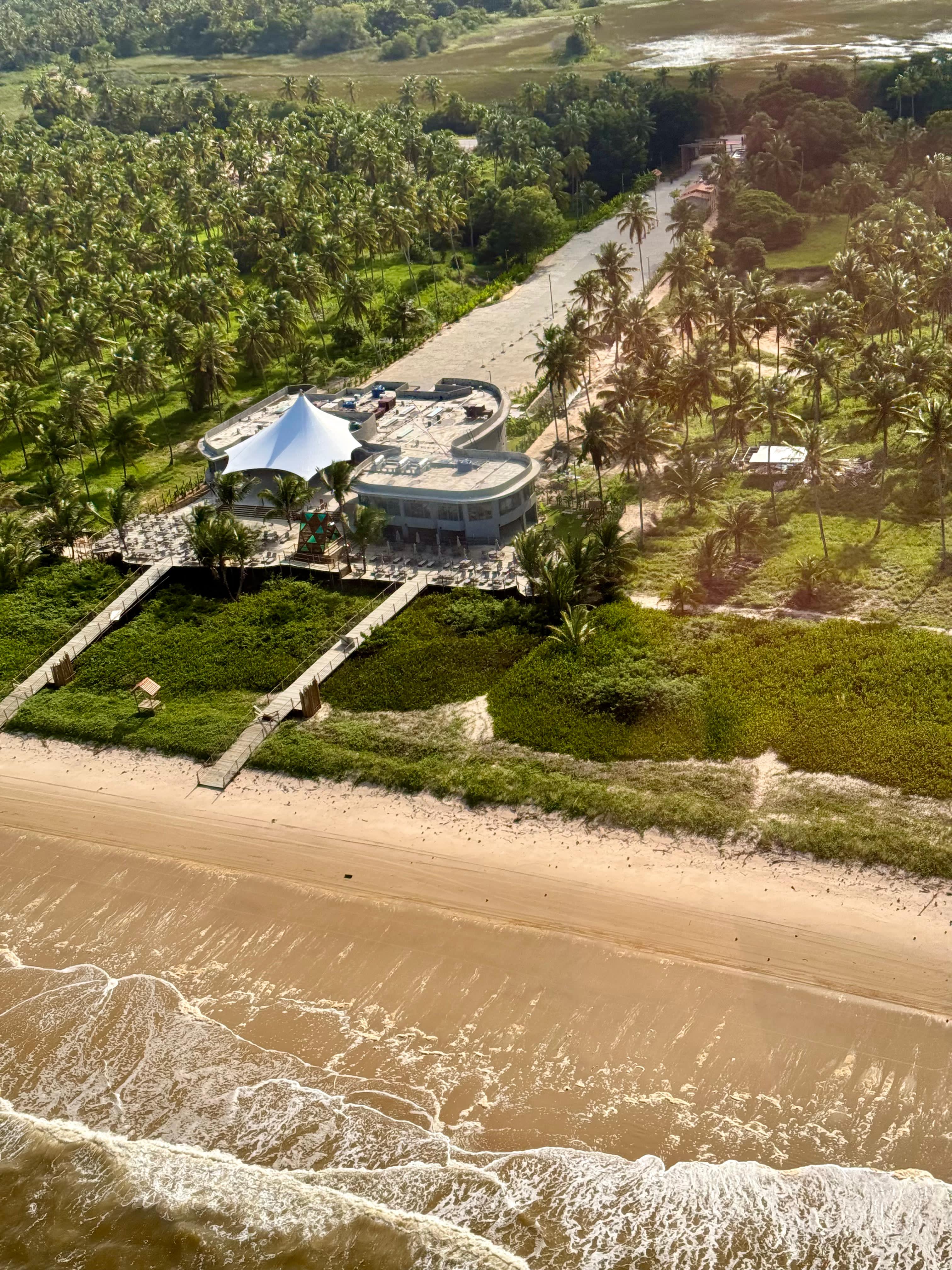 Vista aérea Lontra Beach Club entre coqueirais e praia do Carro Quebrado