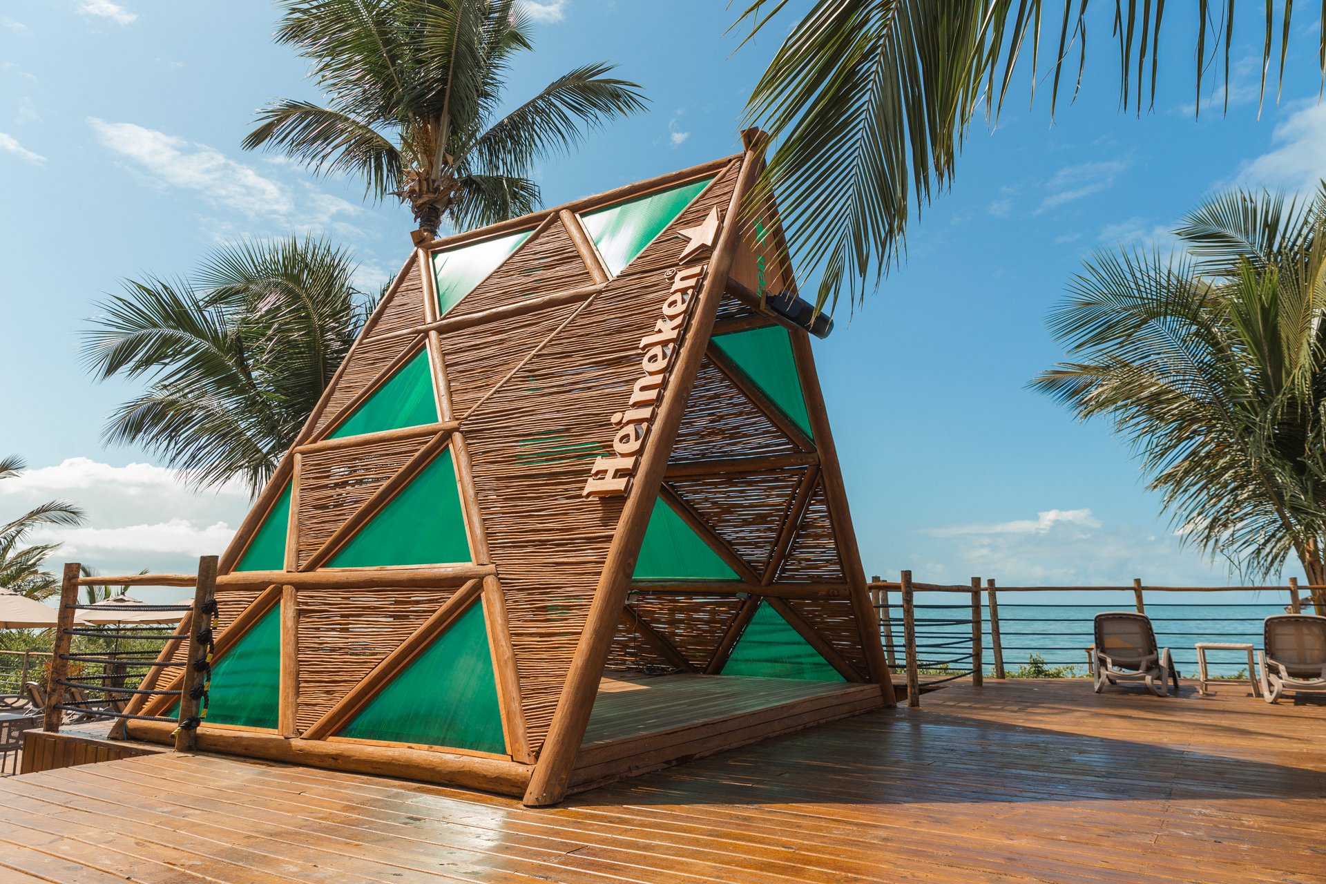 Lontra Beach Club terraço com toldo coqueiros e mar turquesa Carro Quebrado