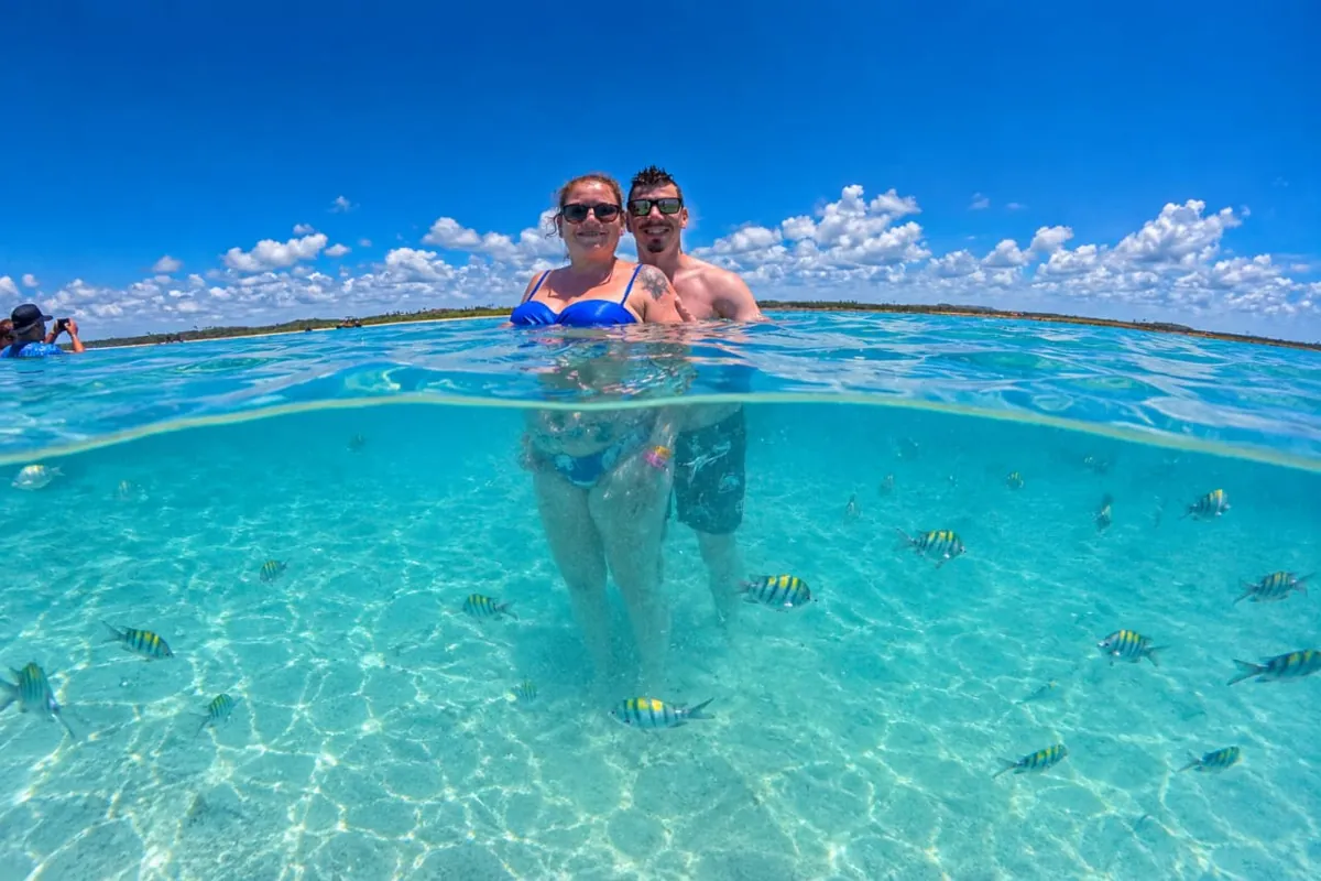 Alexandra e Otavio com os peixinhos nas piscinas naturais de S&atilde;o Miguel dos Milagres