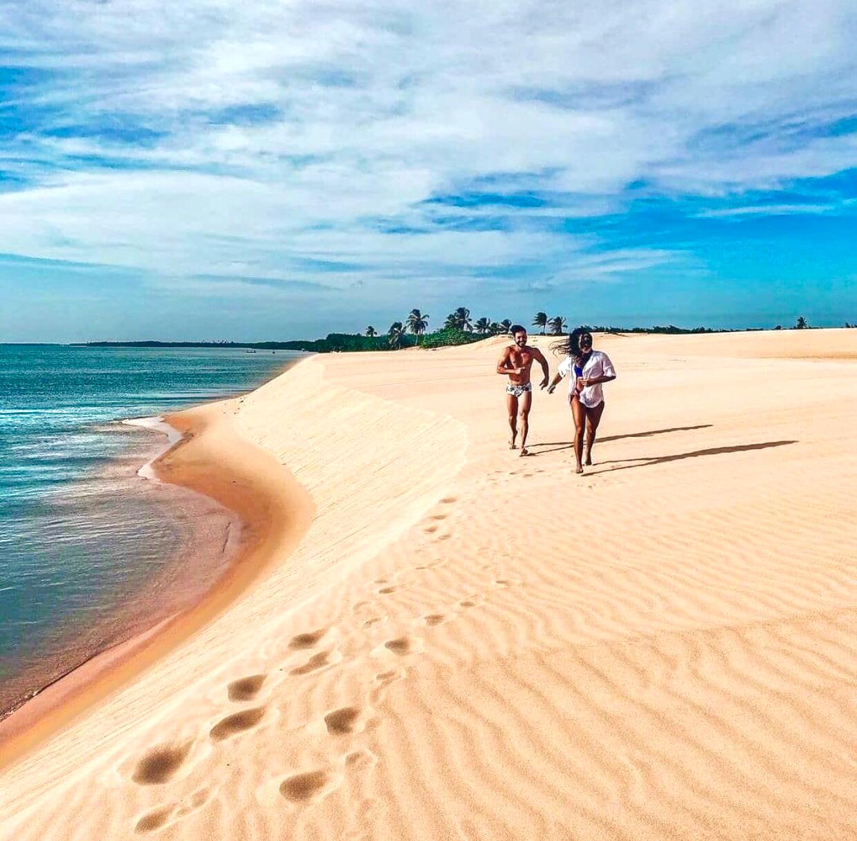 Casal nas dunas móveis à beira do Rio São Francisco