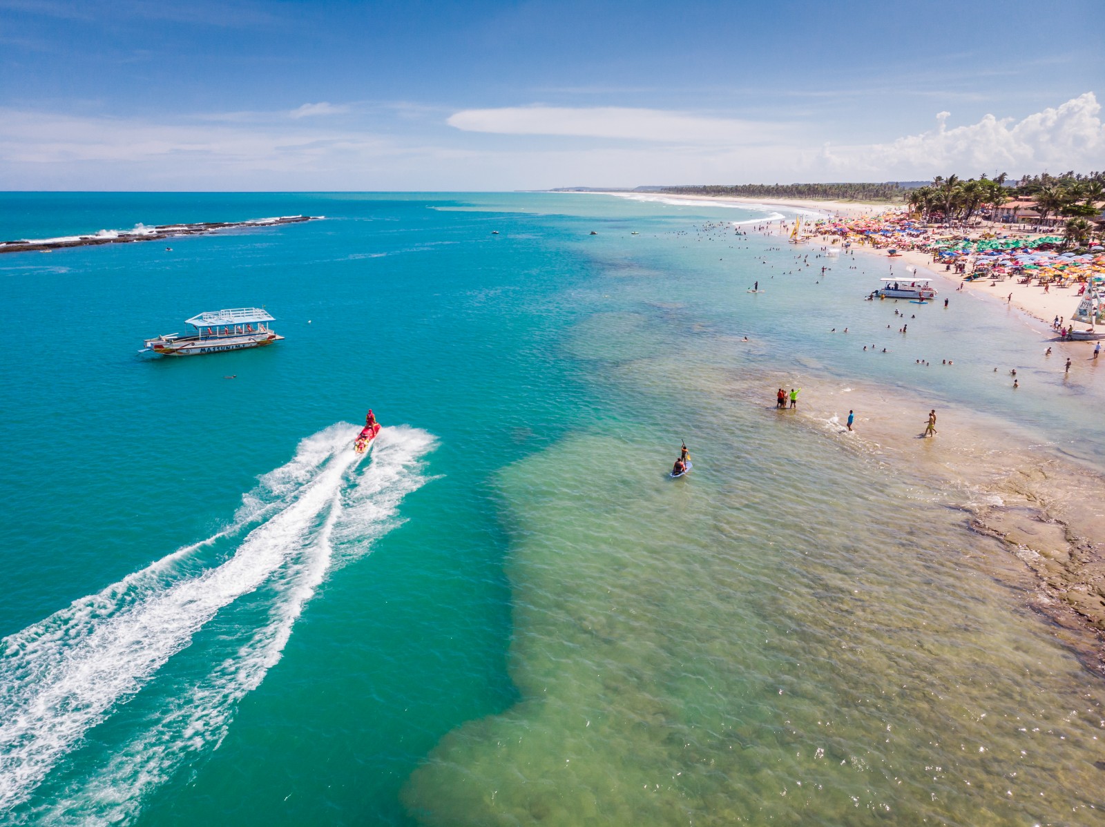 Vista aérea da Praia do Francês com jetski e mar turquesa