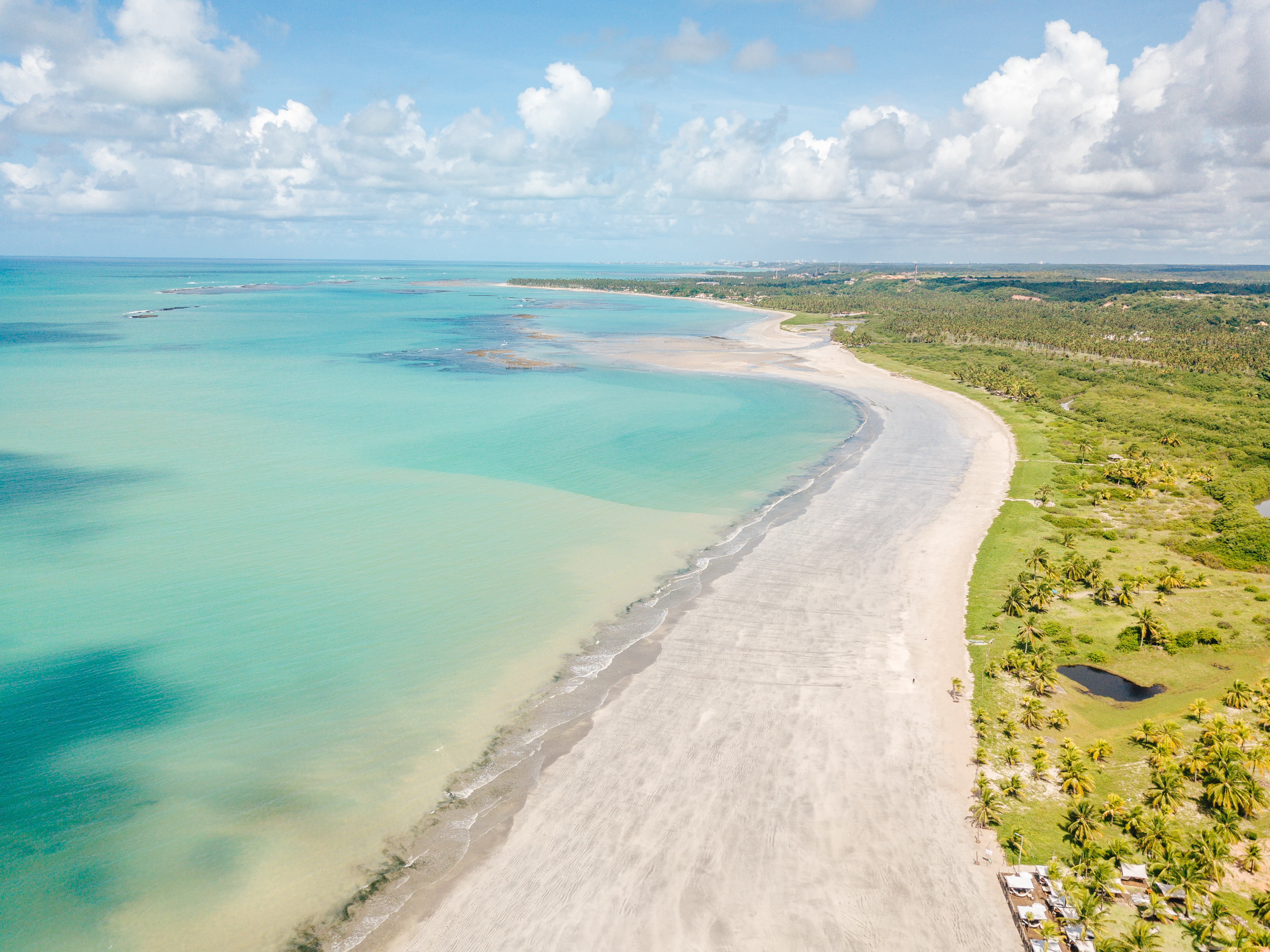 Praia de Ipioca vista aérea Hibiscus Beach Club guarda-sóis mar turquesa