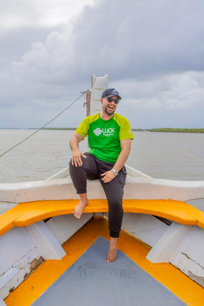 Leo Viana descontraído no barco durante passeio