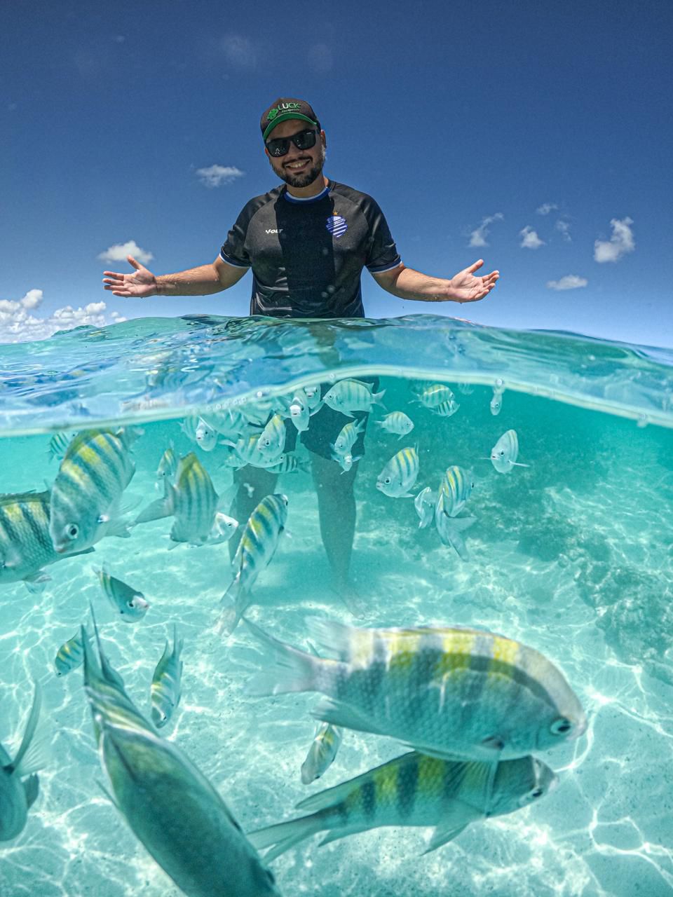 Leo Viana nas piscinas naturais rodeado de peixinhos coloridos