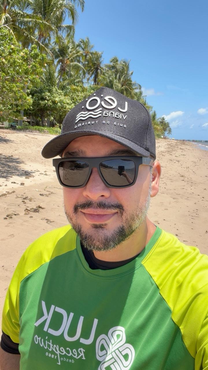 Leo Viana com turista sorrindo durante passeio em Alagoas