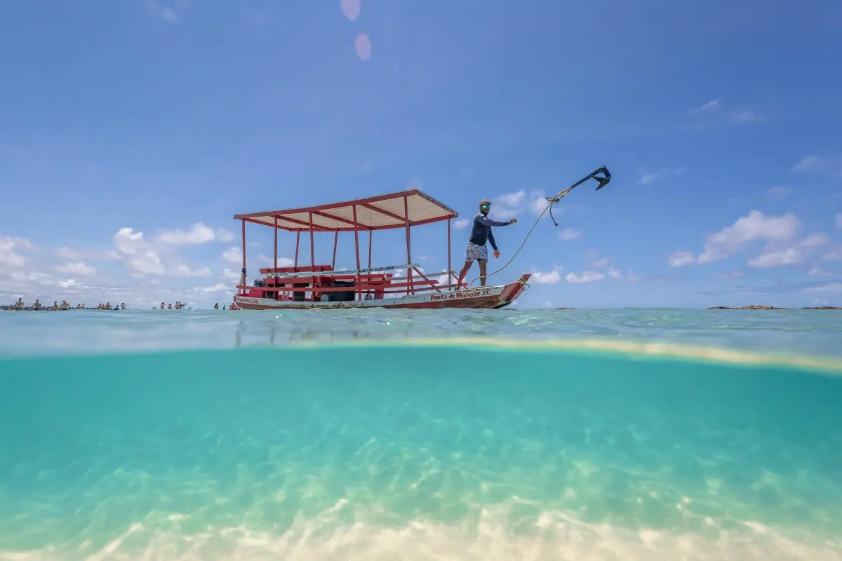 Catamarã a caminho das piscinas naturais de Maragogi