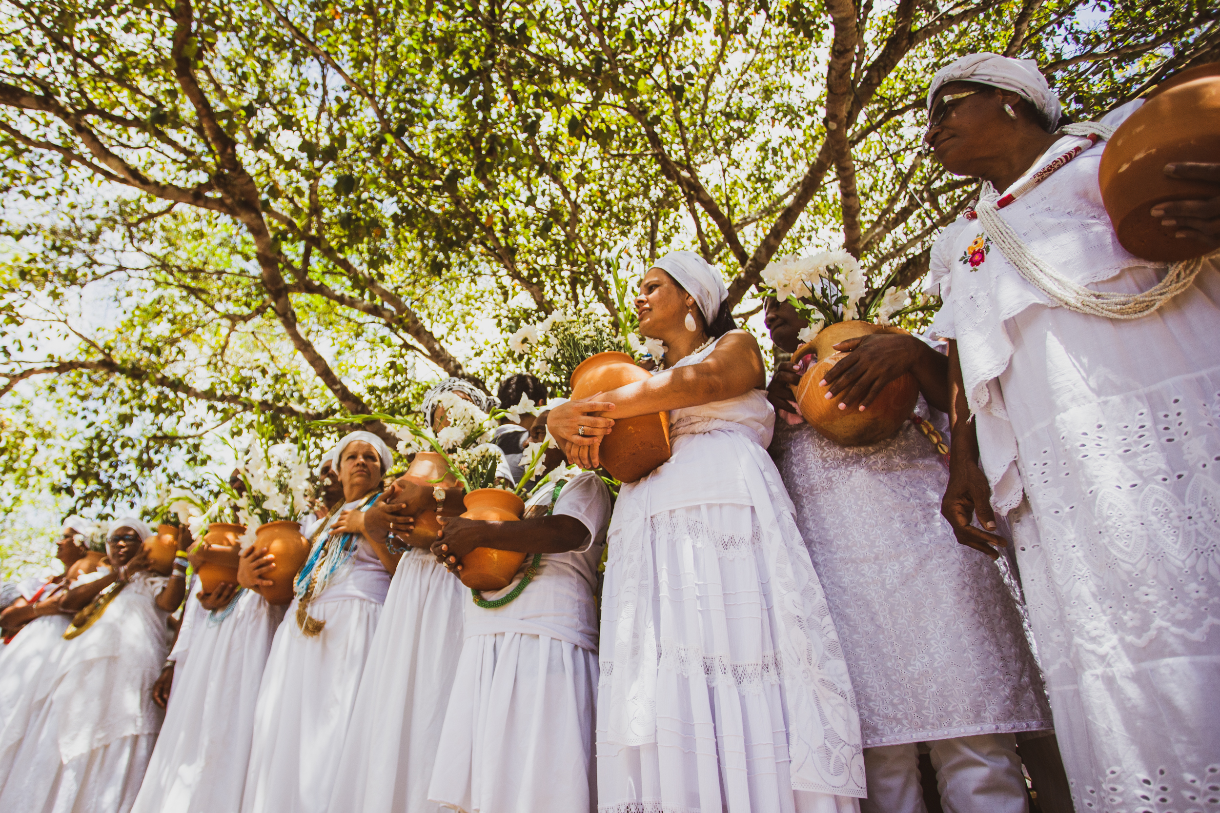 Cerimônia com mulheres de branco e cuias no Quilombo dos Palmares