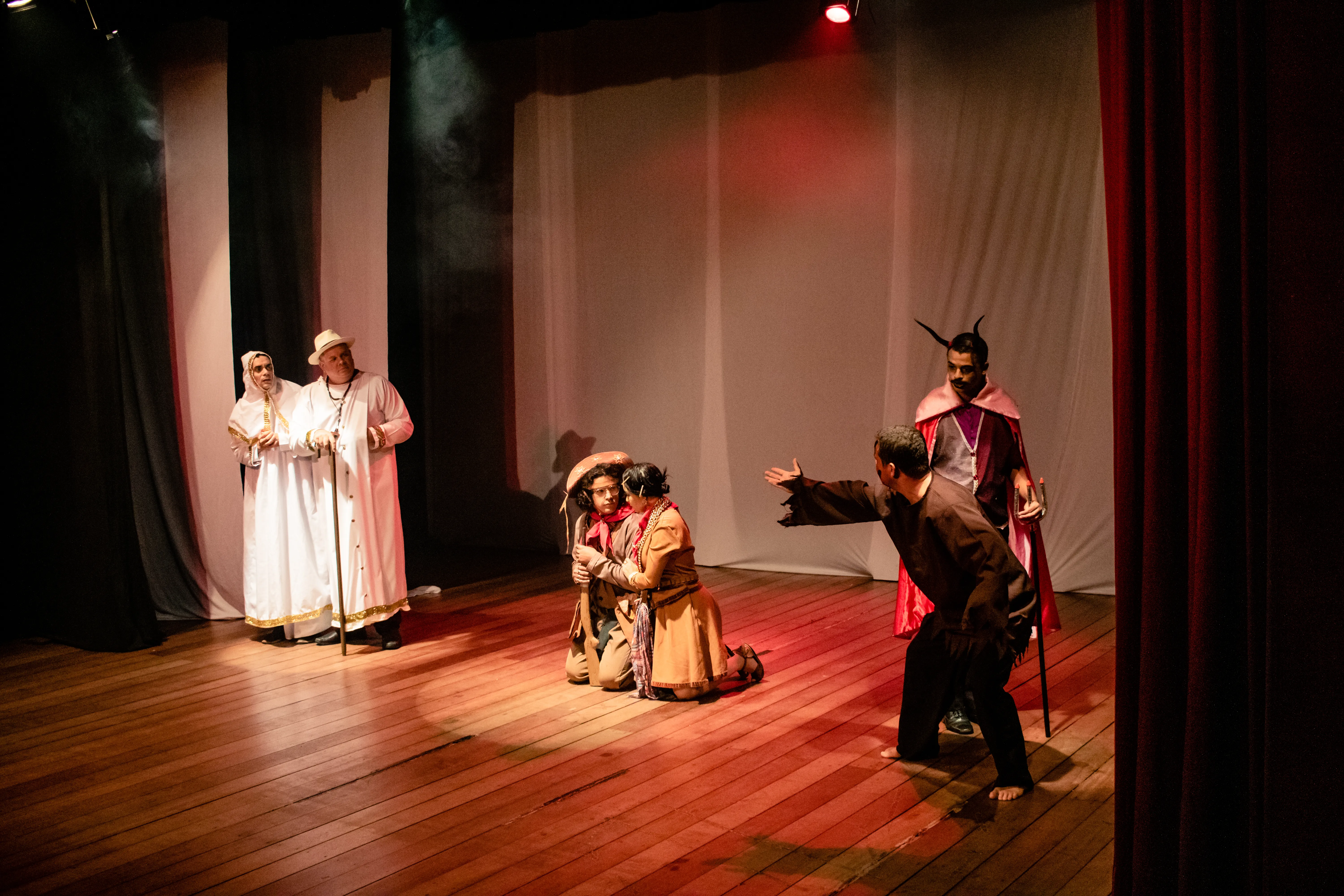 Palco completo do espetáculo O Santo, o Diabo e o Rei do Cangaço com todos os personagens