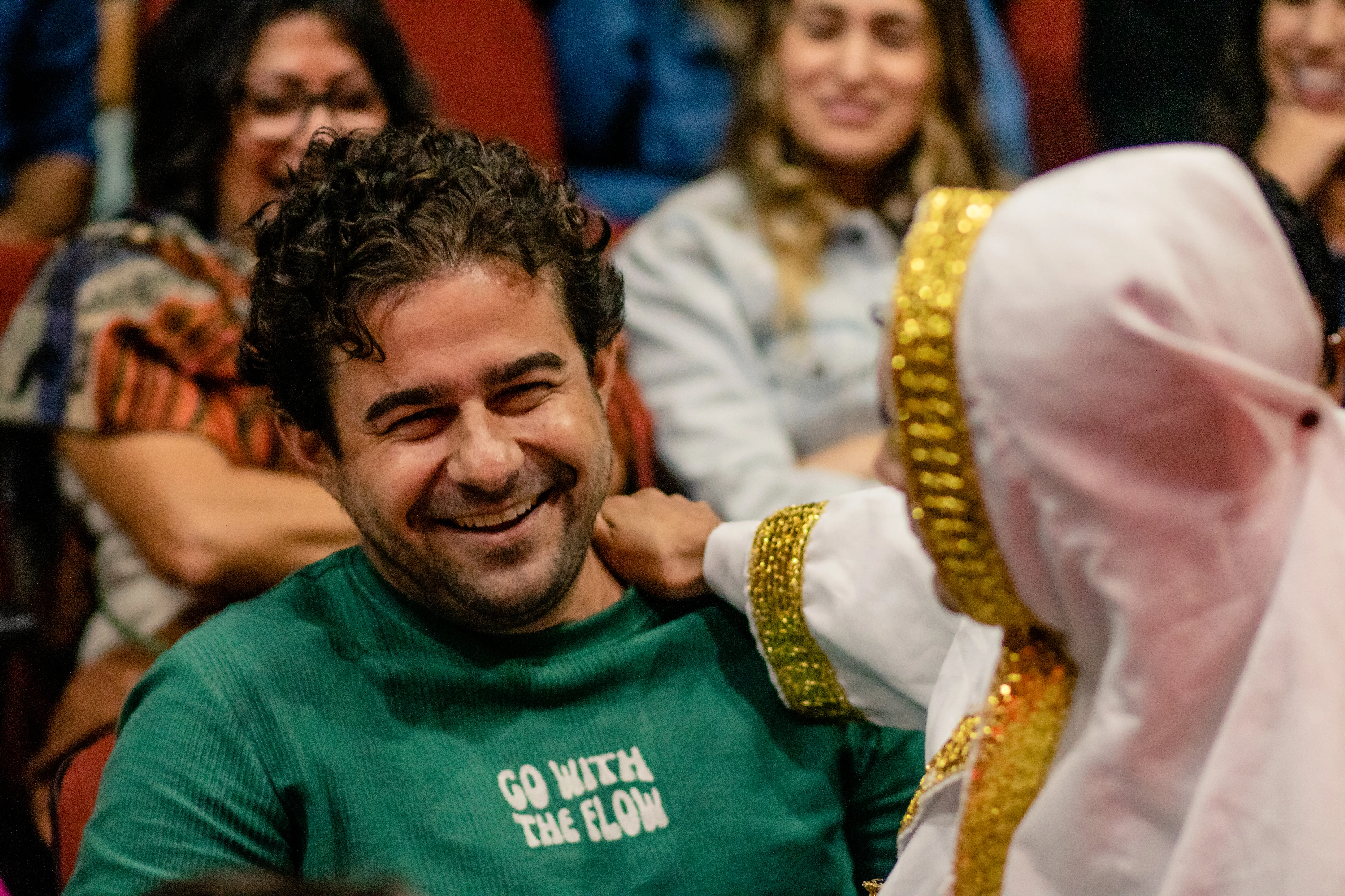 Três personagens do espetáculo O Santo, o Diabo e o Rei do Cangaço em cena